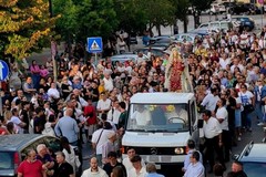 Bitonto 'saluta' la Madonna delle Grazie: folla di fedeli per il rientro dell'immagine