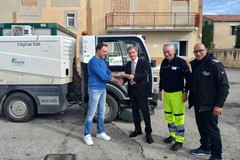Scuote la tovaglia dal balcone e 250 euro finiscono sotto la spazzatrice: recuperati