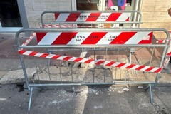 Via Verdi, danneggia il marciapiede con l’auto e fugge: individuato il responsabile