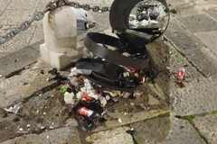 Distrutto un cestino in piazza Cattedrale, Franco Natilla: «Istituzioni assenti»