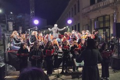 "A Christmas Carol": la voce dei ragazzi anima piazza Padre Pio