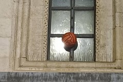 Giocano in piazza e rischiano di rompere le vetrate della Cattedrale: il pallone s'incastra