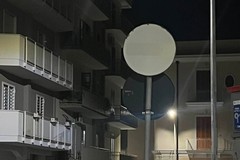 Segnali stradali vetusti: pericolo per automobilisti tra via Planelli e via Battisti