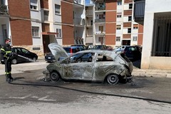 Auto brucia in Via Alcide de Gasperi, la quarta in un mese