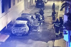 Due auto in fiamme nella notte a Bitonto
