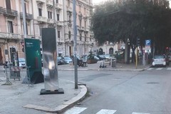Il misterioso monolite in acciaio spunta anche in centro a Bari