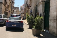 Non si ferma all'alt: scatta l'inseguimento, poi lo schianto contro un muro