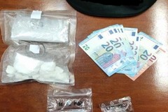 A bordo dello scooter con la droga: arrestati un 26enne e un 28enne