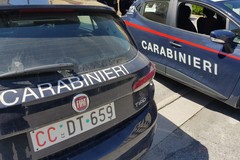 Minaccia i Carabinieri e tenta di sfilare la pistola: arrestato un 54enne