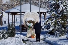 Mons. Piccinonna in preghiera nella neve ad Amatrice