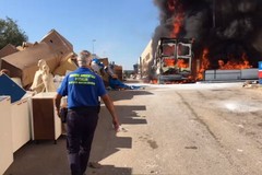 Camion in fiamme in un deposito di Bitonto: in un video le immagini del rogo