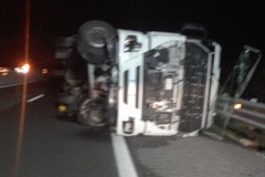 Camion si ribalta sull'A14 fra Molfetta e Bitonto. Un ferito