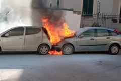 Un altro rogo divampa a Bitonto: due auto distrutte dalle fiamme