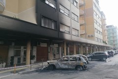 Fiamme a Bitonto: due auto incendiate e facciata del palazzo annerita