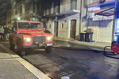 Fiamme in via Mazzini: un'auto distrutta e un'altra danneggiata