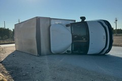 Camion si ribalta sul fianco sulla Bitonto-Giovinazzo. Traffico in tilt