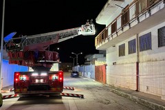 Caduta calcinacci da una palazzina: intervengono Vigili del Fuoco e Polizia Locale