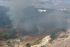 Incendio in Lama Balice: fumo fino alla città vecchia