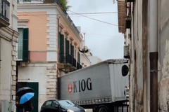 Tir incastrato tra via Traetta e via Caprera. Colpita cabina dell'Enel