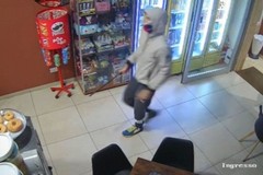 Armati di bastoni fuggono con l'incasso, rapina in un bar di Bitonto
