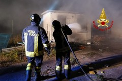 Prima il boato, poi le fiamme. Incendiato un box nell'ex scuola Modugno