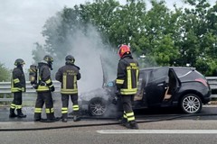 SS 16 bis, auto in fiamme allo svincolo Santo Spirito-Bitonto