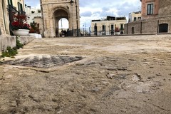 Olio dal mezzo della nettezza urbana: sabbia in piazza Cavour