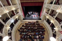 Michele Mirabella incanta il pubblico del Teatro Traetta di Bitonto