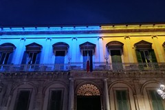 Palazzo di Città illuminato con i colori dell’Ucraina anche per il trentennale del 118