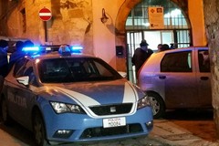 Pistola, caricatori e droga in una casa abbandonata