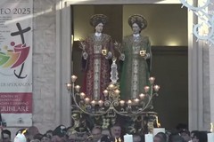 Santi Medici, arrivo dei pellegrini e uscita delle immagini danno avvio alla festa