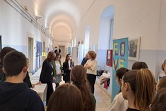 Violenza di genere, inaugurata al liceo "C. Sylos" la mostra "Fake Love"