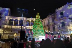 L'accensione dell'albero di Natale in piazza Cavour - FOTO