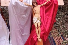 Via Planelli si illumina di fede: nel Giovedì dei Sepolcri torna l'allestimento a cura dei residenti