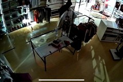 Razzia notturna da Magic Foot: via con capi d'abbigliamento e scarpe