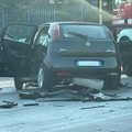 Impatto frontale sulla strada provinciale 231: auto distrutte, tre feriti