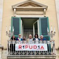 Bitonto ripudia la guerra: affisso striscione a Palazzo Gentile