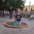 Marco innaffia piante in Villa comunale: «Gesto semplice che vale più di mille parole»