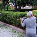 Pietro Latilla, il signore che aiuta a ripulire piazza San Pio: «Esempio per tutti»