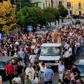 Bitonto 'saluta' la Madonna delle Grazie: folla di fedeli per il rientro dell'immagine