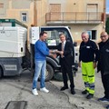 Scuote la tovaglia dal balcone e 250 euro finiscono sotto la spazzatrice: recuperate