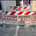 Via Verdi, danneggia il marciapiede con l’auto e fugge: individuato il responsabile