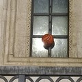 Giocano in piazza e rischiano di rompere le vetrate della Cattedrale: il pallone s'incastra