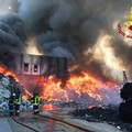 Grave incendio tra Palo e Bitonto: a fuoco stabilimento eco-balle