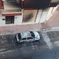 Notte di fuoco in via Gliro: un'auto in fiamme danneggia la facciata di un palazzo