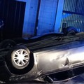 Grave incidente su via Dante: auto si ribalta, due feriti