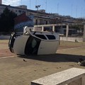 Ribaltano un'auto su una piazza pedonale: follia nella 167 di Bitonto