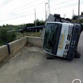 Ruvo: camion si ribalta sui binari, traffico bloccato fino a Bitonto