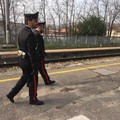 Sul treno senza biglietto picchia carabiniere, arrestato