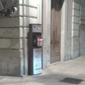 Petardi nel defibrillatore pubblico in piazza Cavour